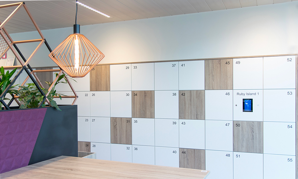 Casiers avec des portes blanches et en bois, numérotées et équipées d'un système de casiers intelligents 