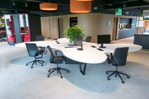 Maatwerk Ethias Hasselt Maatwerk organische aanlandtafel