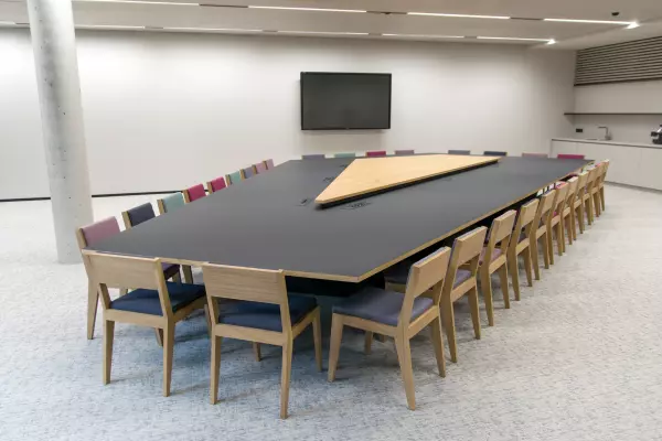 Maatwerk Stad Hasselt Maatwerk vergadertafel in unieke vorm