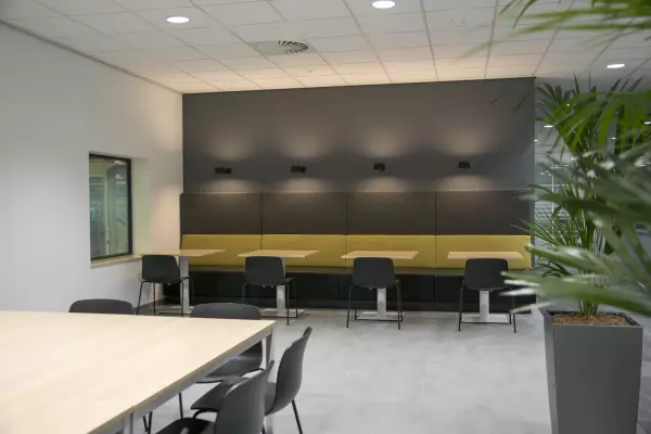 Bancs avec tables de contact et chaises pour les visiteurs