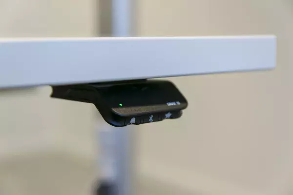 Close-up desk control van elektrisch zit-sta bureau