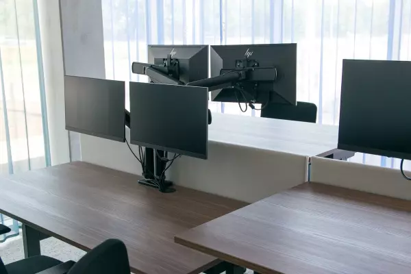 Zit-sta bureau met monitorarmen