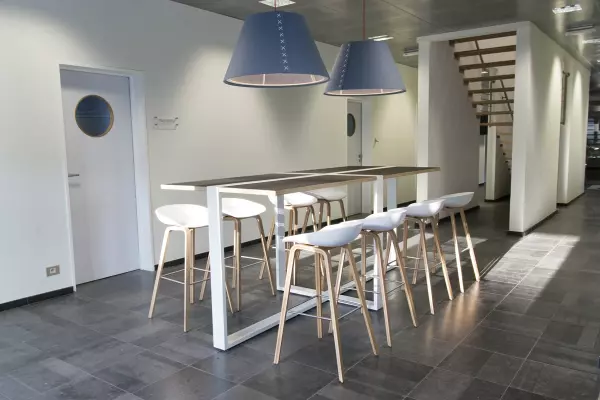 Pami statafel met barkrukken