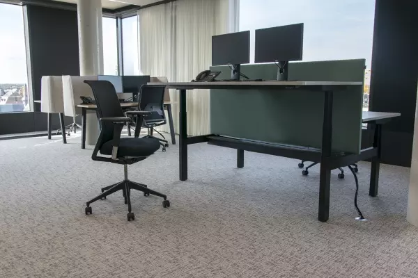 Elektrisch zit-sta bureau met ergonomische bureaustoel en akoestisch paneel