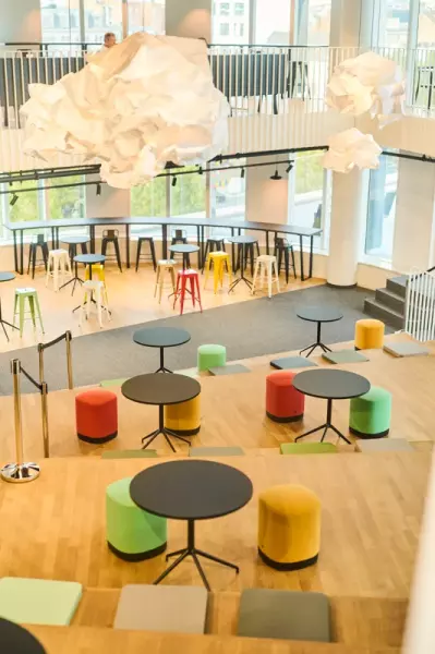 Stand avec tables, poufs et tabourets colorés