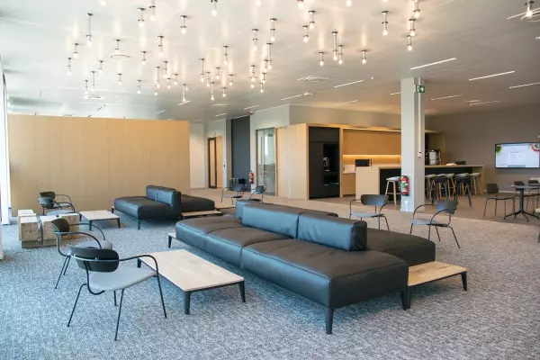 Lounge Mediahuis Lounge met comfortabele zetels en houten bijzettafels