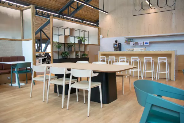 Koffiecorner met houten bar en barkrukken