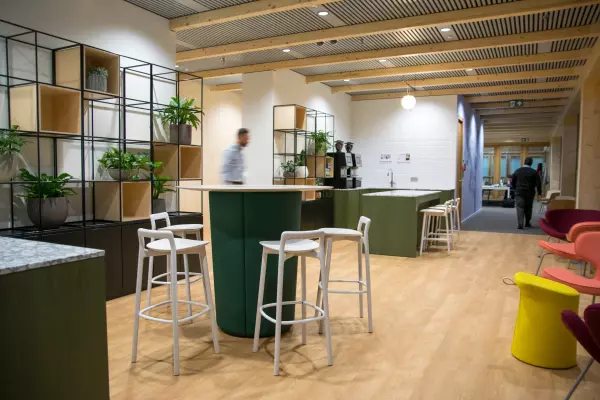 Koffiecorner met hoge tafel en barkrukken