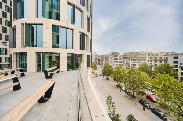 Outdoorruimte met moderne picknicktafels