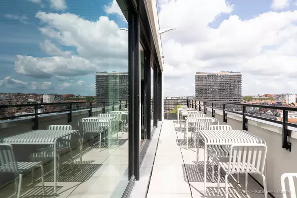 Outdoorruimte met terrasstafel en stoel